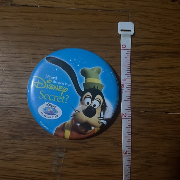 Walt DISNEY GOOFY "Heard the Best Kept DISNEY Secret" Button collectible pin - Picture 6 of 7